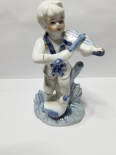 sehr schöne Dekofigur Porzellanfigur Junge mit Geige ca 14 cm