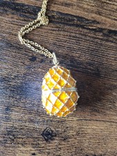 Keren Kopal Halskette mit Anhänger in Orange in Ei Form.