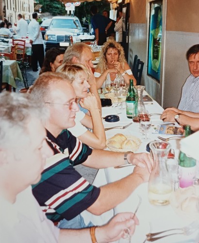 Familie sitzt straßencafe - familie,