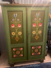 Bauernschrank 2-türig mit mehreren Fächern + Nachttisch + Deko mit Bauernmalerei