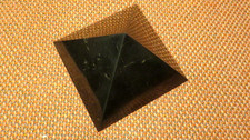 Schungit Pyramide 10 cm