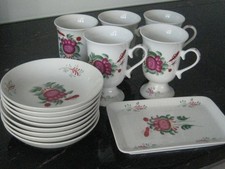 Fünf Kaffeebecher mit kleinen Tellern - Serie Friesenrose