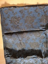 fester blauer Stoff mit Rosen