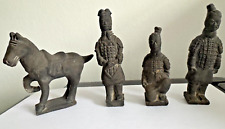 4 Modellfiguren der chinesischen Terrakotta-Armee, 3 Krieger und  1 Pferd