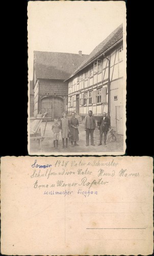 Foto familie vor fachwerkhaus - ,