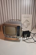 Kompakter tragbarer 5,5" schwarz & weiss Fernseher mit FM/AM Radio