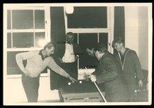 1962 - Männer spielen Billard auf kleinem Tisch - 1960er - Foto 10x7cm