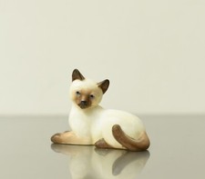 Katzen Figur GOEBEL Sammelkatze liegend Bisquit Porzellan weiß braune Pfoten 6cm