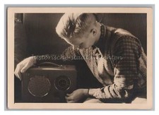 Junge mit Kofferradio -