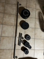 Langhantel und Kurzhantel mit Gewichten