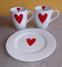 Tassen + Teller mit Herzmotiv
