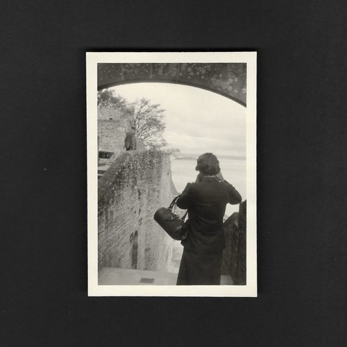 Elegante frau schaut meerblick - elegante,