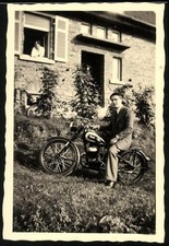Fotografie Motorrad Triumph TWN, Mann im Anzug auf Krad sitzend 