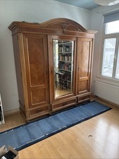 antiker dunkelbrauner Schrank