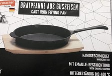 Freyersbacher® Gusseisenpfanne 28 cm emailliert mit Holzuntersetzer & Tuch