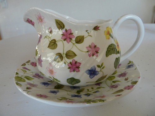 Sauciere mit untertasse - sauciere,
