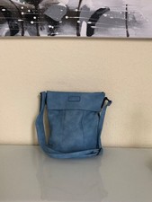 sportliche hellblaue