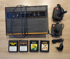 Atari 2600 Konsole mit 4 Spielen, 2 Joysticks, voll funktionsfähig Retro, Kult