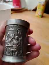 Vintage  Zinnbecher mit Relief – Wirtshausszenen & Putto, ca. 1960–1980