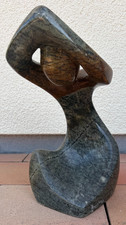 Steinskulptur „Sitzende“