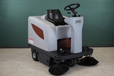 Nilfisk SR 1101 Batterie Kehrmaschine Aufsitzkehrmaschine mit neuen Batterien