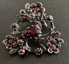 : alte silberfarbene  Brosche mit roten Schmuckstein  (k03)