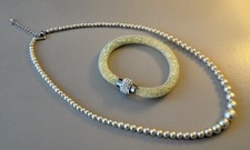 WACHSPERLEN-KETTE und dehnbares Armband mit Magnetverschluss