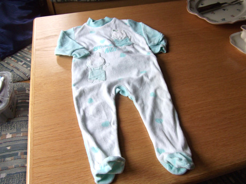Nicki-Babyschlafanzug