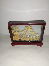 Älterer asiat. Schaukasten