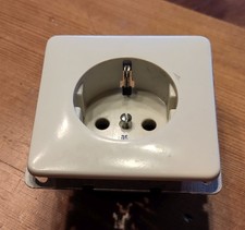 Jung Steckdose und Schalter