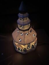 Kirche mit Musikwerk, beleuchtet