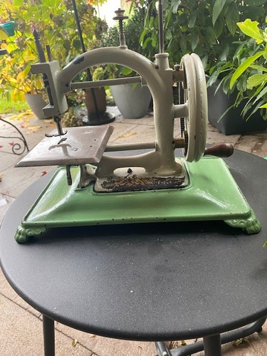 Alte kindernähmaschine - kindernähmaschine, um
