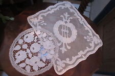 2 antike französische Deckchen 1 Punkt de Venice 1 Bandspitze auf Baumwollnetz von Franc