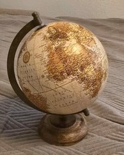 Globus aus Holz und Kunststoff