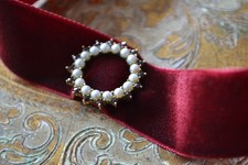 Wunderschöne antike Granatbrosche & Samtband