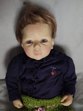 Die Künstlerpuppe „Monja“, von Laura Tuzio-Ross, aus Vinyl , 2006, MPG