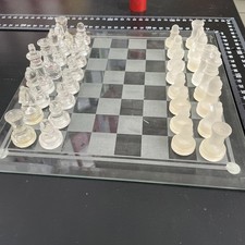 Schachspiel aus Glas