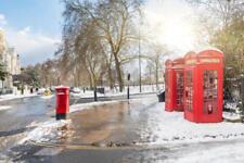 Wandbild:  Rote Telefonzellen in London mit Schnee. Ungewöhnlicher Blick [...]