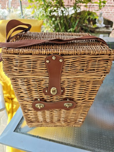 Picknickkorb für vier - picknickkorb,