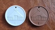 2 x Meissner Porzellan Medaillen ~Freilichtmuseum Klockenhagen ~ Steinz./Porzel.