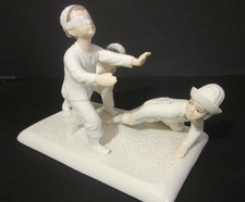 Feine Porzellan Figur "Kinder spielen Blinde Kuh" Kasachstan