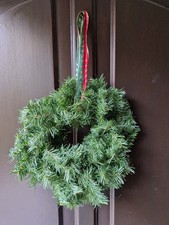 Einfacher großer grüner Kranz (künstlich), 32 cm Durchmesser, mit Bändern