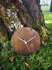 Funk Wanduhr Nussbaum Holz 22cm minimalistisch Bauhaus Handarbeit