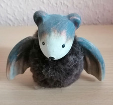 KERAMIK DEKOFIGUR FLEDERMAUS MIT HÄNGENDEN FLÜGELN  10 cm hoch