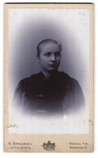 Fotografie A. Breuning, Hanau a. M., Bleichstraße 12, Portrait junge Frau in ed 