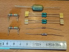 Aus der Bastelkiste, verschiedene Elektronikteile, Widerstände, Kondensator