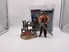 Neca Leatherface Texas Chainsaw Massacre 3 Retro Clothed Action Figur + Diorama