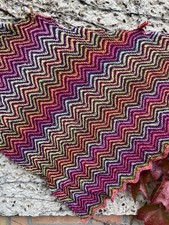 UNIKAT Dreieckstuch Tuch Handarbeit gestrickt NEU Wellenmuster Farbverlauf