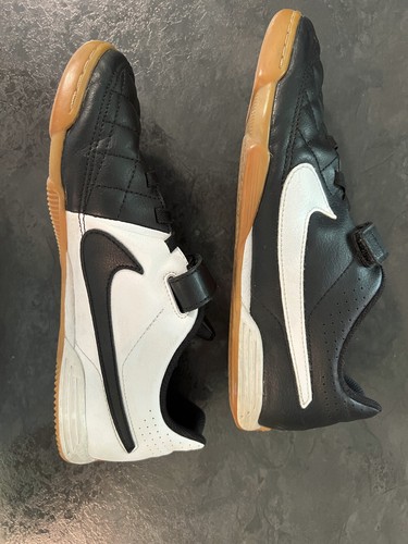 Nike tiempo black white hook - &,
