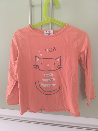 Orangefarbener pullover mit - orangefarbener,